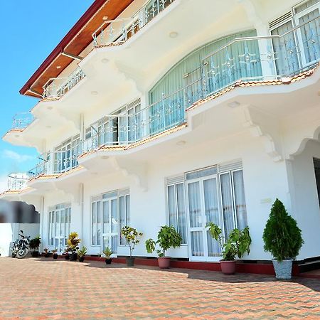 Hotel Glee Тринкомалі Екстер'єр фото