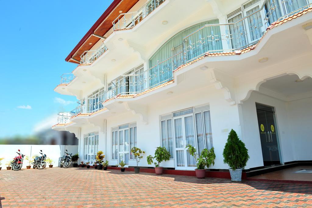 Hotel Glee Тринкомалі Екстер'єр фото